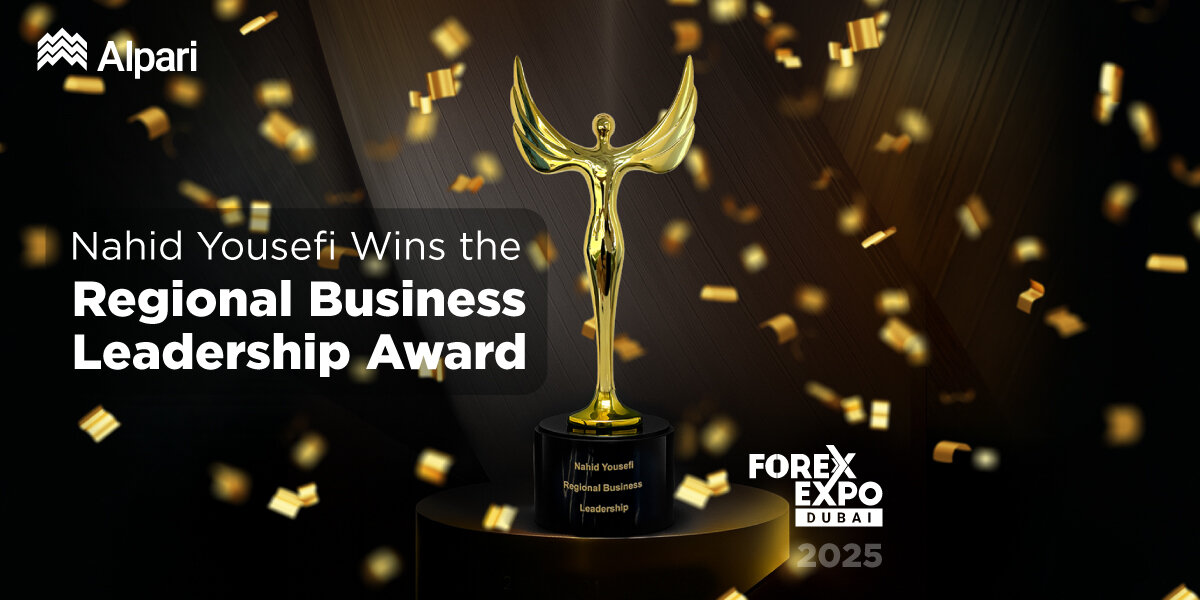Nahid Yousefi receives the Regional Business Leadership Award at Forex Expo Dubai 2025